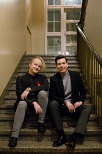 Kuvassa kaksi henkilöä, Panda Eriksson ja Kasper Kivistö Trasekin hallituksesta, istuvat vierekkäin portailla ja katsovat kameraan.